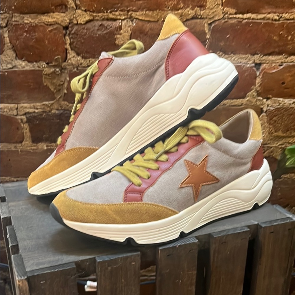 Stylish Women's Sneakers in Gray and Tan